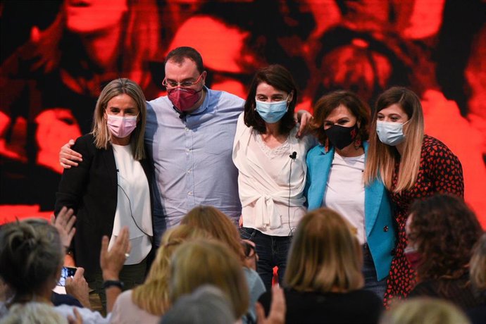 (I-D) La alcaldesa de Toledo, Milagros Tolón; el presidente del Principado, Adrián Barbón; la ministra de Justicia, Pilar Llop; la presidenta de la Mesa de la Comisión de Igualdad del Congreso y exvicepresidenta del Gobierno, Carmen Calvo y Laura Berja