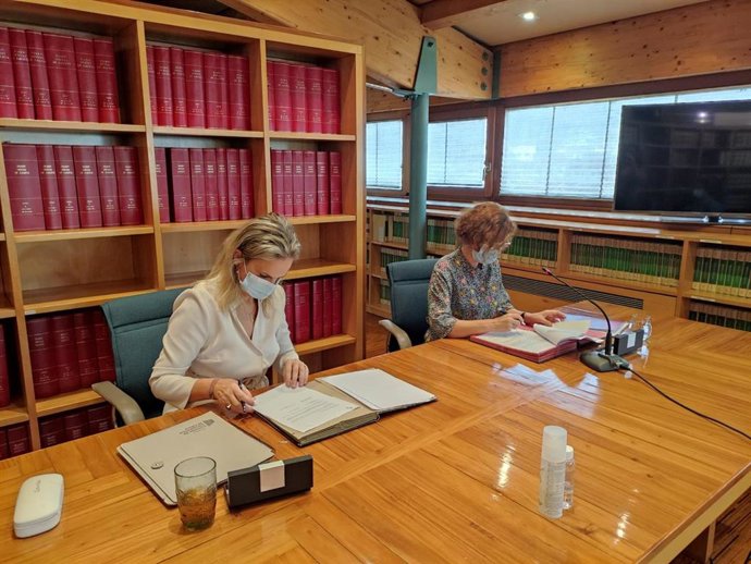 La Valedora do Pobo, María Dolores Fernández Galiño, y la presidenta de la Rede Galega contra a Pobreza (EAPN-Galicia), Eloína Ingerto, en la firma de un convenio.