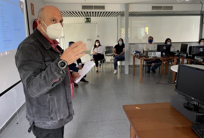 El delegado de Recursos Humanos del Ayuntamiento de Mérida se dirige a los participantes en la Lanzadera Conecta Empleo