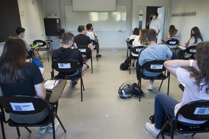 Archivo - Un grupo de estudiantes en un aula de la Facultad de Ciencias del Campus Montilivi de la Universidad de Girona