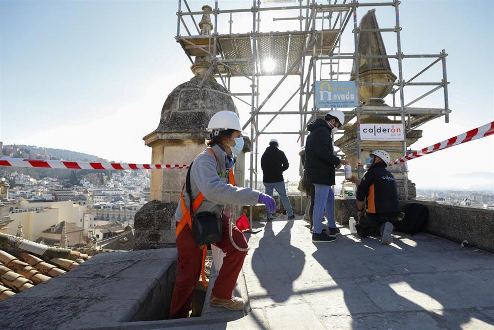 Archivo - Operarios interviniendo  y reparando los pináculos y zonas afectadas de la Catedral de Granada,  tras los terremotos sucedidos en 2021 (arcchivo)