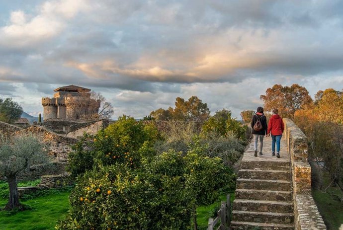 Turistas visitando el pueblo abandonado de Granadilla en Cáceres