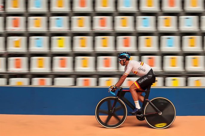 Archivo - El ciclista español Sebastián Mora entrenando en el Velódromo Luis Puig de Valencia