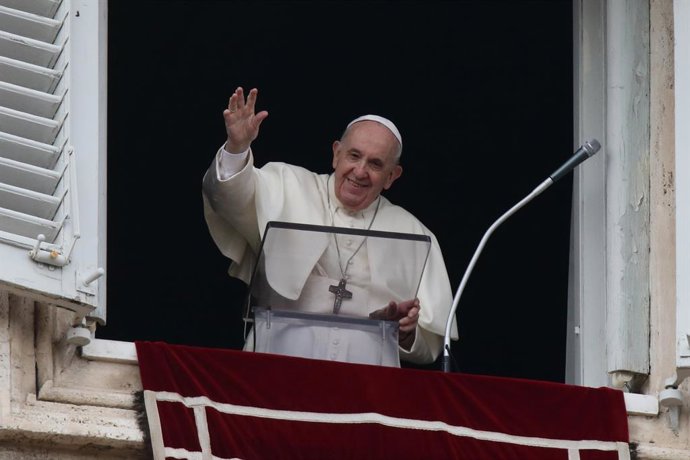 03 October 2021, Vatican, Vatican City: Pope Francis delivers the Angelus prayer at St. Peter's Square from the window of the Apostolic building. Photo: Evandro Inetti/ZUMA Press Wire/dpa