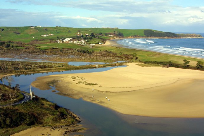 Archivo - Playa de Oyambre
