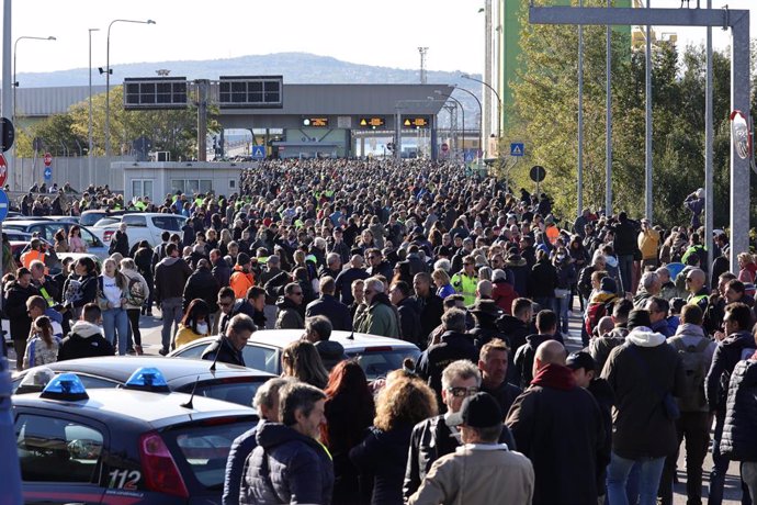 15 October 2021, Italy, Trieste: Workers protest in front of the Varco 4 (Gate 4) New Free Point in Trieste, north-east Italy, against the Green Pass. New measures against Covid-19 come into force in Italy on Friday, where every employee now must have a