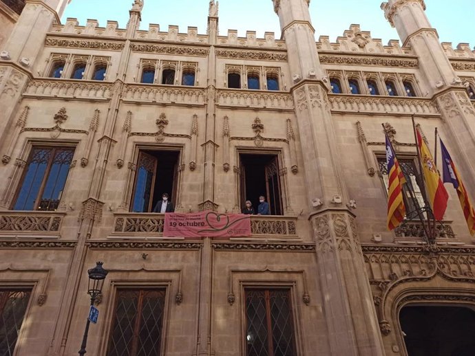 Banderola colgada en el Consell de Mallorca por el Día Mundial contra el Cáncer de Mama.