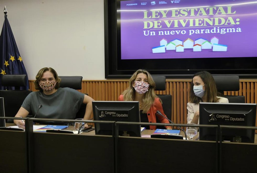 (I-D) La alcaldesa de Barcelona, Ada Colau; la vicepresidenta segunda y ministra de Trabajo y Economía Social, Yolanda Díaz; y la ministra de Derechos Sociales y Agenda 2030, Ione Belarra,.