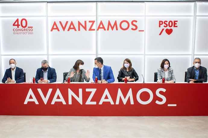 (I-D) El vicepresidente primero del Congreso de los Diputados por el PSOE, Alfonso Rodríguez Gómez de Celis; el nuevo secretario de Organización, Santos Cerdán; la presidenta del PSOE, Cristina Narbona; el secretario general del PSOE y presidente del Go