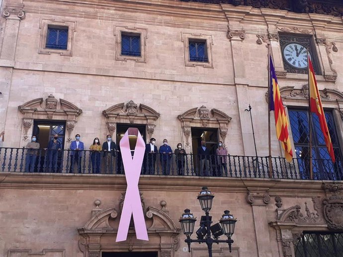 Lazada solidaria en el balcón de Cort por el Día contra el Cáncer de Mama.