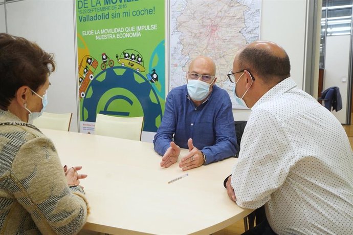 El concejal Luis Vélez y represenantes de la asociación de vecinos del barrio.