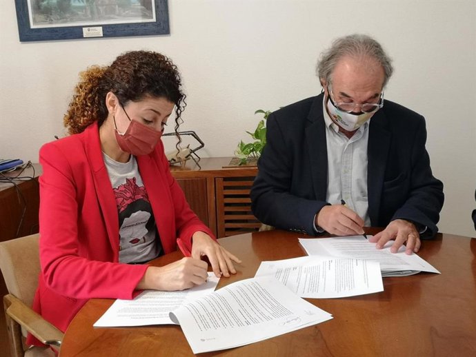 El conseller de Educación y Formación Profesional, Martí March, firma un convenio con la alcaldesa del Ayuntamiento de Son Servera, Natalia Troya, para la creación de una escoleta 0-3 años.