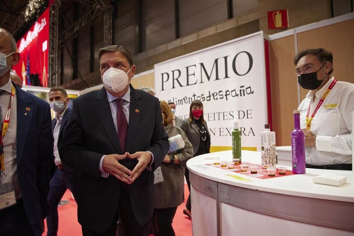 El ministro de Agricultura, Pesca y Alimentación, Luis Planas (2i), a su llegada a la XXXIV edición del Salón Gourmets en IFEMA, a 18 de octubre de 2021, en Madrid, (España). La Feria de Alimentación y Bebidas de Calidad Salón Gourmets llega hoy a los p