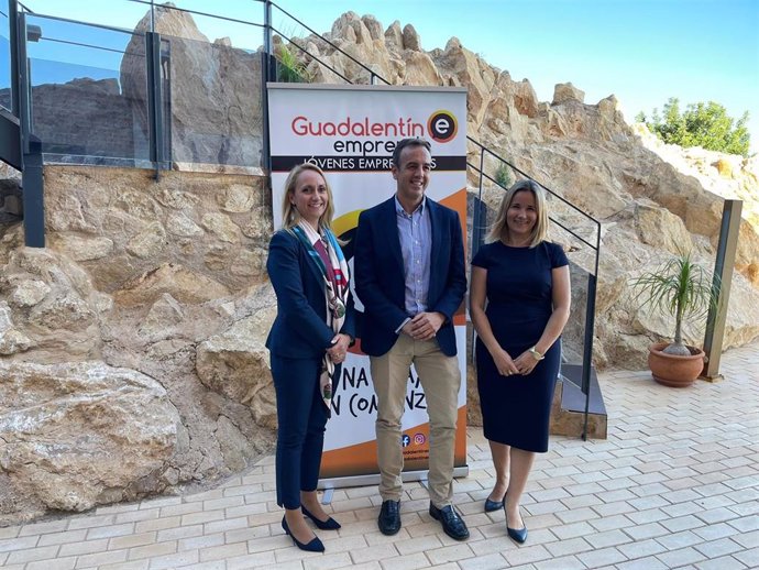 El director general de Grupo Hefame, Javier López, se reúne con los jóvenes empresarios de la asociación 'Guadalentín Emprende'