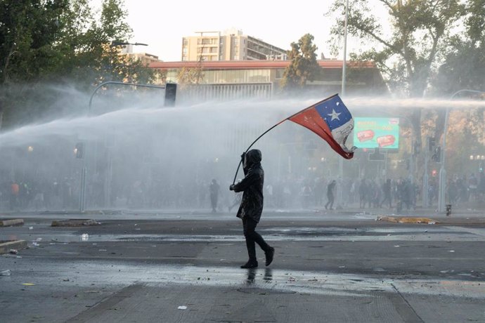 Archivo - Protestas antigubernamentales en Santiago, la capital de Chile. 