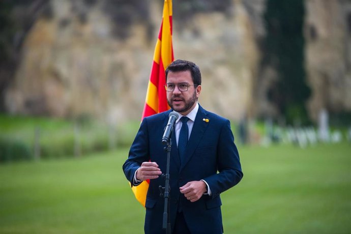 El presidente de la Generalitat, Pere Aragons, interviene en una rueda de prensa en la tradicional ofrenda floral en conmemoración del 81 aniversario del fusilamiento del presidente Lluís Companys, en el foso de la Pedrera del Cementerio de Montjuic, a