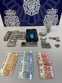 Efectos intervenidos en el registro de uno de los puntos de venta de droga más activos de Estepona