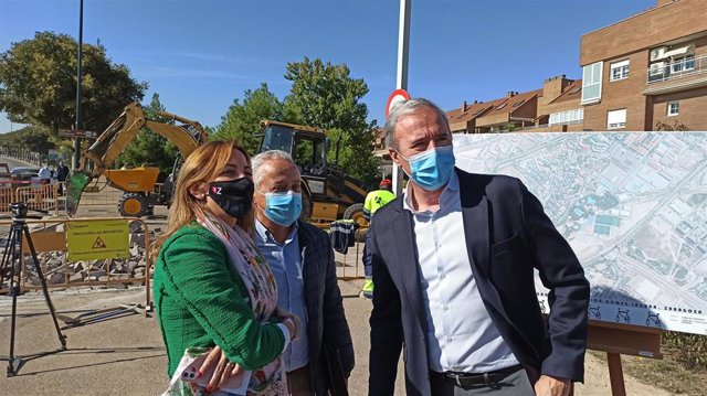 El alcalde de Zaragoza, Jorge Azcón, y la consejera de Servicios Públicos y Movilidad, Natalia Chueca, en el inicio de las obras de un nuevo carril bici en la prolongación de Gómez Laguna.