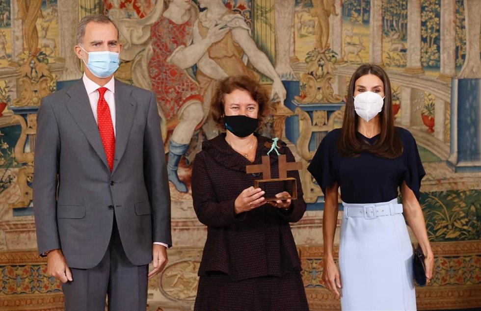 Los Reyes entregan el Premio Ñ del Instituto Cervantes a Bárbara Fuchs, profesora de la Universidad de Los Ángeles