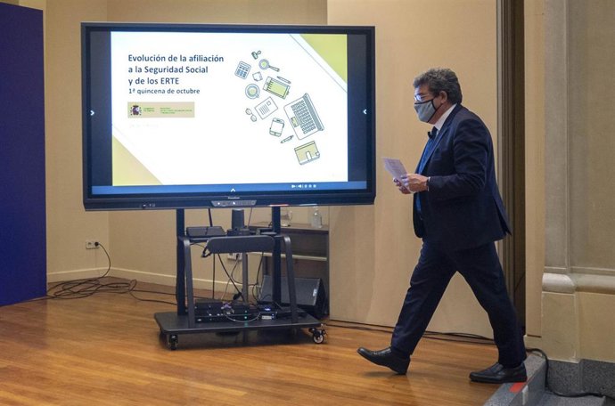 El ministro de Inclusión, Seguridad Social y Migraciones, José Luis Escrivá, a su llegada a la presentación de un avance de los datos de afiliación del mes de octubre, en la sede del Ministerio, a 18 de octubre de 2021, en Madrid (España). Durante la ru