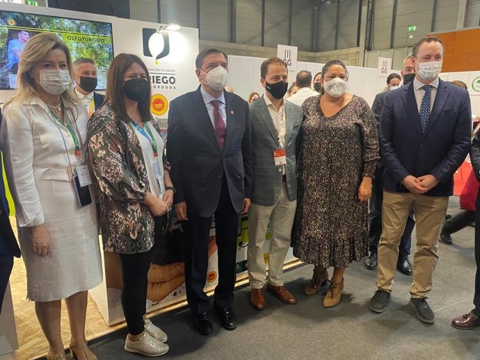 La presidenta de Iprodeco, Dolores Amo (segunda por la dcha.) , y el ministro de Agricultura, Pesca y Alimentación, Luis Planas (cuarto), en el Salón Gourmets.