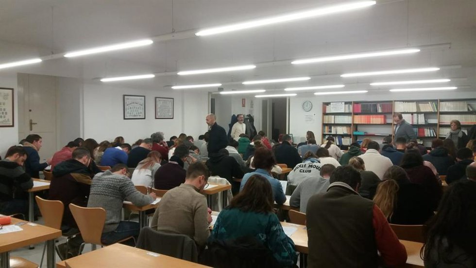 Archivo - Alumnos del centro de la UNED de Cádiz en una imagen de archivo