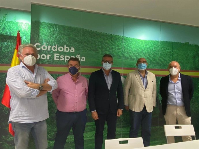 Manuel Gavira y Alejandro Hernández con representantes de Comercio Córdoba.