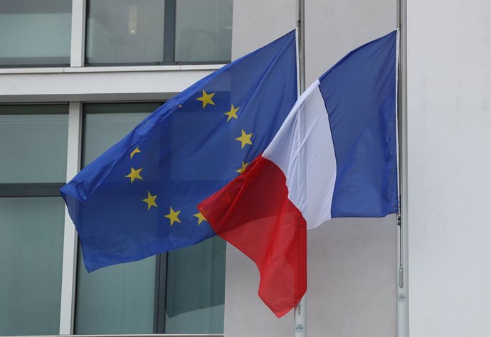 Archivo - Banderas de Francia y la UE