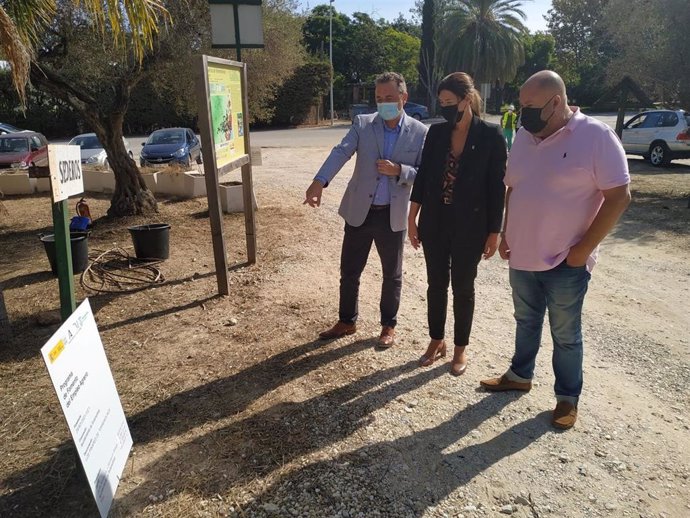 El alcalde de Torremolinos, José Ortiz; la delegada de Regeneración, Justicia y Administración Local en Málaga, Mónica Alejo y el concejal de Cs en el municipio, David Obadía, visitan los pinares.