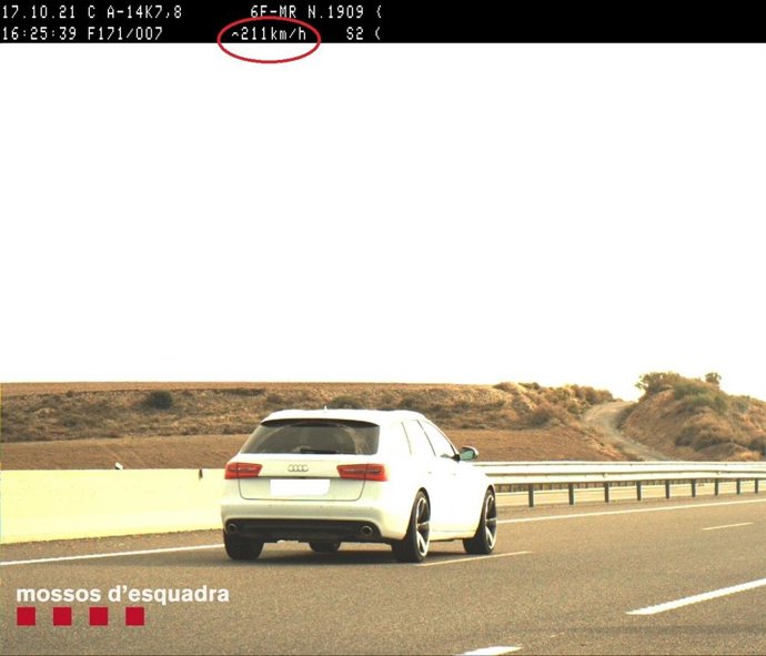 Coche que conducía el conductor denunciado por ir a 211 kilómetros por hora en Alcoletge (Lleida).