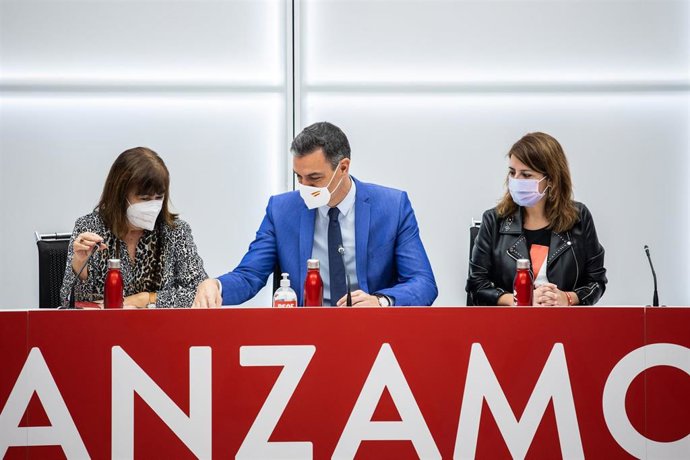 (I-D) La presidenta del PSOE, Cristina Narbona; el secretario general del PSOE y presidente del Gobierno, Pedro Sánchez; y la nueva vicesecretaria general del partido, Adriana Lastra, en la primera reunión de la Comisión de la Ejecutiva Federal del Part