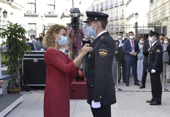 La presidenta del Congreso, Meritxell Batet, condecora con la Cruz al Mérito Policial 2021 a uno de los funcionarios de la Policía, en el Congreso de los Diputados, a 18 de octubre de 2021