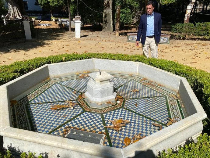 El portavoz del PP en el Ayuntamiento de Sevilla, Juan de la Rosa, en los Jardines de Murillo.