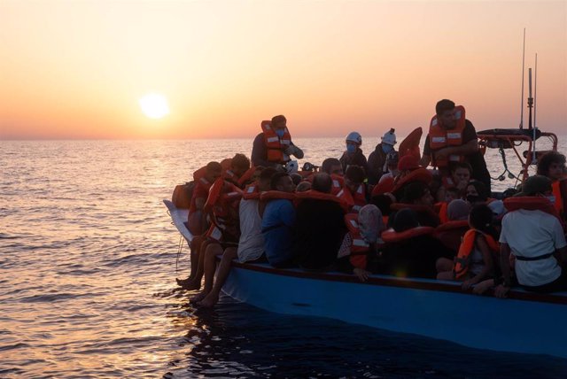 Archivo - Rescate de migrantes por el barco 'Sea Watch 3' en el Mediterráneo.