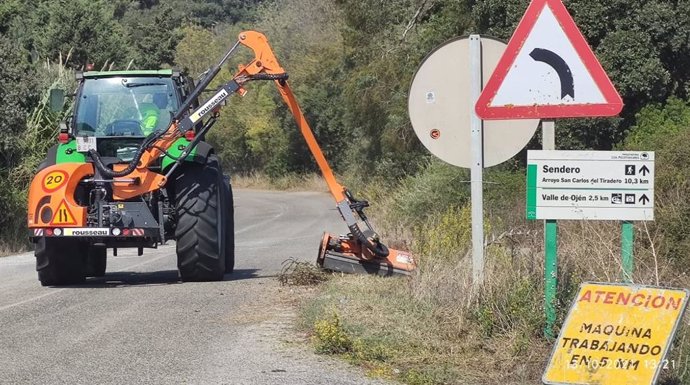 Actuación de tratamiento de vegetación en vías de servicio de la provincia de Cádiz.