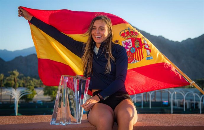 La tenista española Paula Badosa posa con el trofeo de ganadora de Indian Wells y la bandera de España