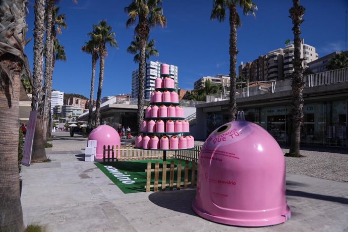 Iglús y árbol en Muelle Uno dentro de la campaña solidaria frente al cáncer de mama