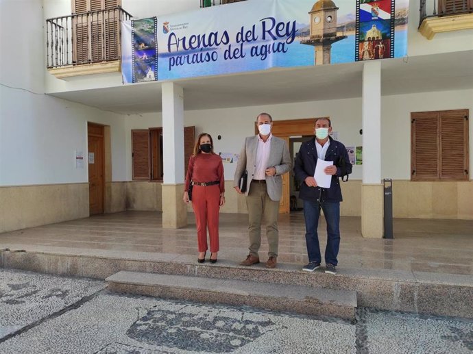 Márquez, Barchino y Luján, ante el Ayuntamiento