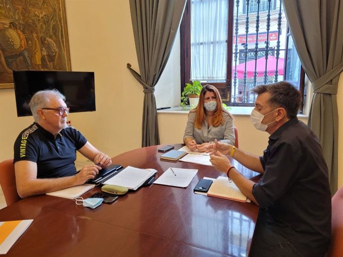 La concejal de Adelante Sevilla, Susana Serrano, en una reunión mantenida con CCOO sobre ejecución presupuestaria.