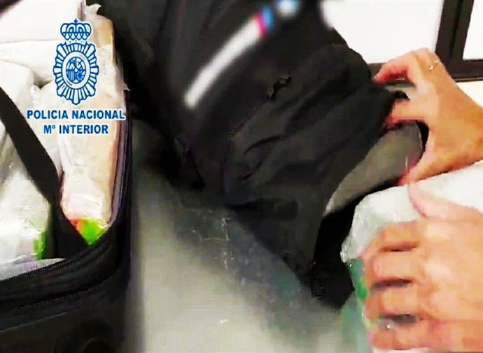 Detenida en Barajas una mujer por portar 24 milos de cocaína en su maleta