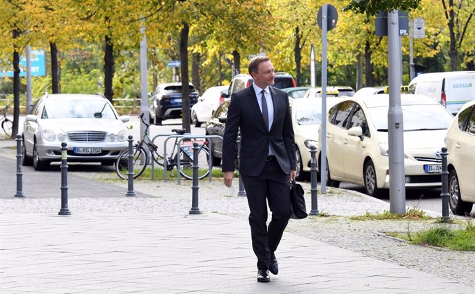 18 October 2021, Berlin: Christian Lindner, parliamentary group leader and party leader of the Free Democratic Party (FDP), arrives for the FDP federal executive commitee meeting. Photo: Paul Zinken/dpa