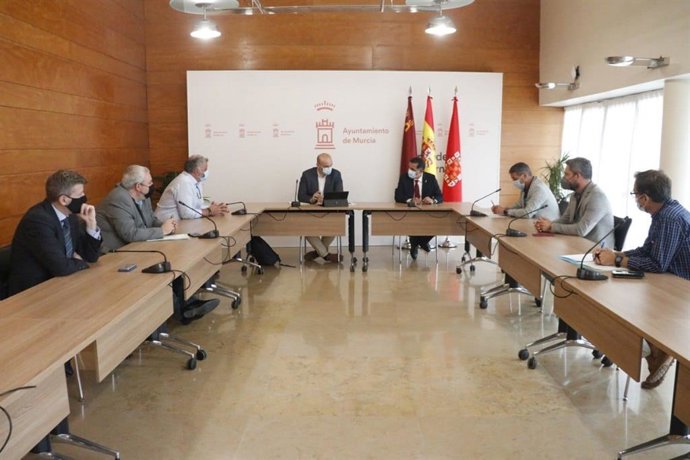 Reunión de alcalde de Murcia junto a concejales del equipo de Gobierno y representantes de HoyTú