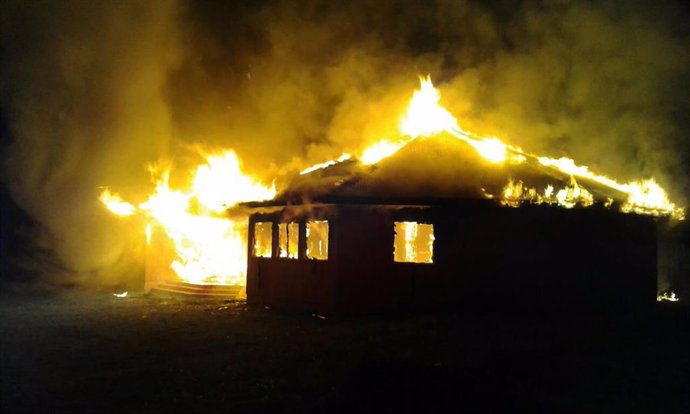 Archivo - Incendio en la iglesia evangélica Alianza Cristiana y Misionera en la Araucanía, Chile