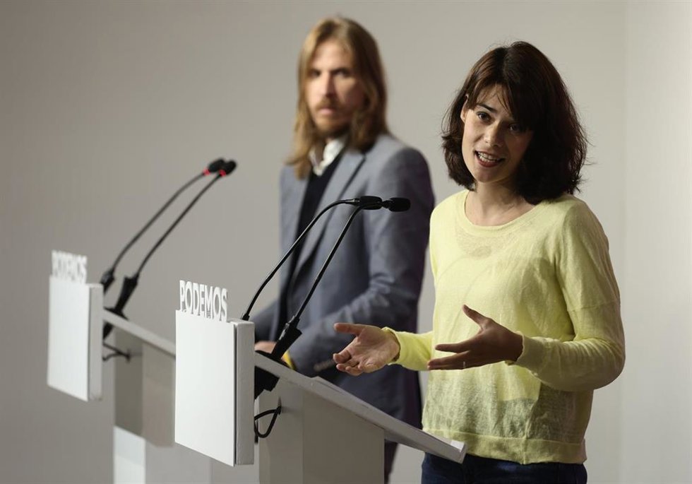 Los portavoces de Podemos Pablo Fernández e Isa Serra, ofrecen una rueda de prensa en la sede de Podemos, a 18 de octubre de 2021, en Madrid (España). 