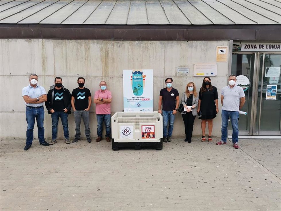 Pescadores de Sanlúcar de Barrameda se comprometen a salvar tortugas marinas uniéndose al proyecto 'SOS Caretta'.