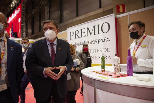 El ministro de Agricultura, Pesca y Alimentación, Luis Planas (2i), a su llegada a la XXXIV edición del Salón Gourmets en IFEMA, a 18 de octubre de 2021, en Madrid, (España). La Feria de Alimentación y Bebidas de Calidad Salón Gourmets llega hoy a los pab