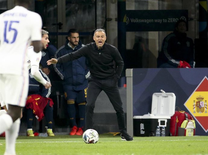 Luis Enrique Martínez dando instrucciones en el España-Francia de la final de la Liga de las Naciones
