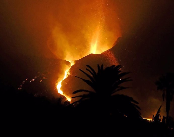 Una de las bocas eruptivas del volcán de Cumbre Vieja, a 10 de octubre de 2021, en La Palma