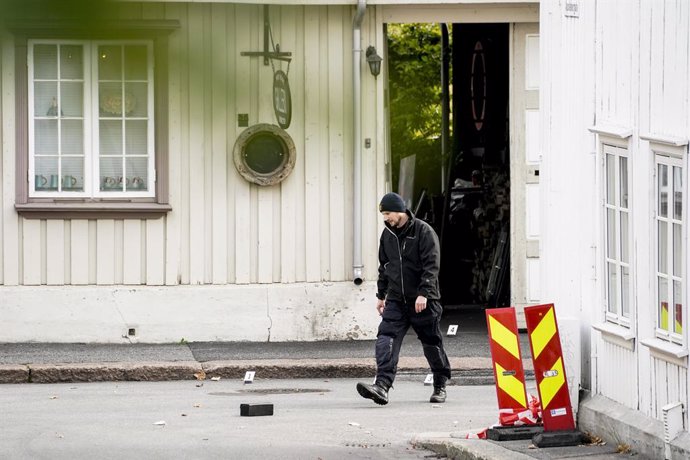 15 October 2021, Norway, Kongsberg: A police officer works at the crime scene in the center of Kongsberg after a violent armed attack that left five people killed and two injured on Wednesday night. The attacker has been placed in medical care, accordin
