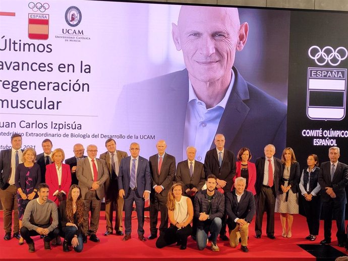 Foto de familia en torno a la conferencia titulada 'Últimos avances en Regeneración Muscular' que Juan Carlos Izpisúa, Catedrático Extraordinario de Biología del Desarrollo de la UCAM, ha impartido en la sede del Comité Olímpico Español